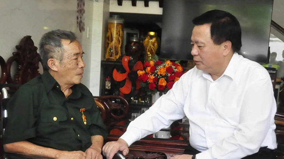 ong_nguyen_xuan_thang_tham_hoi_dong_vien_thuong_binh_luu_van_tu.jpg
