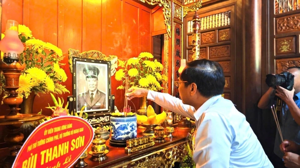 pho_thu_tuong_chinh_phu_bui_thanh_son_dang_huong_tuong_niem_tai_ban_tho_dai_tuong_le_duc_anh_.jpg