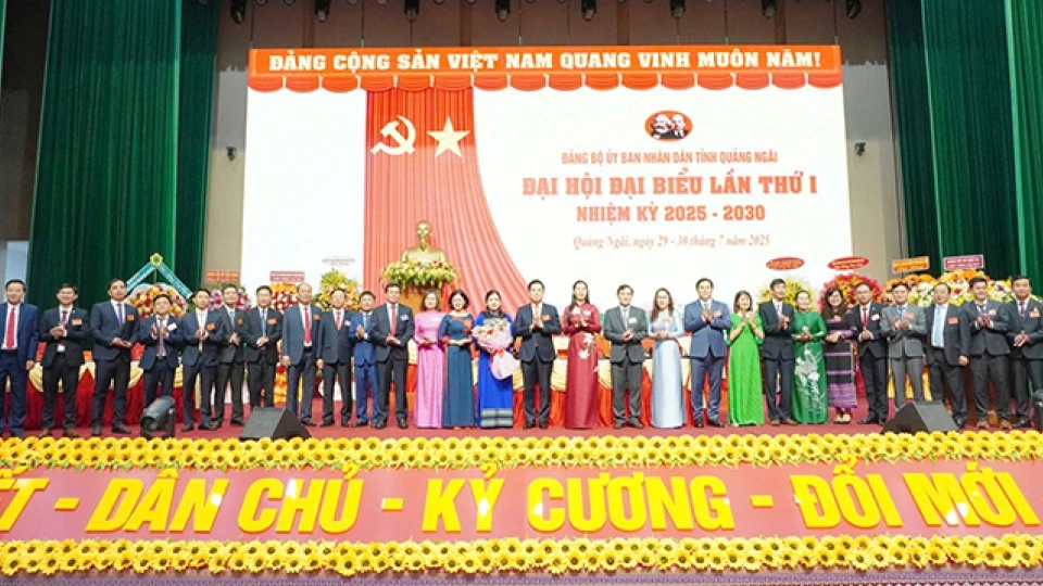 ra_mat_ban_chap_hanh_dang_bo_ubnd_tinh_quang_ngai_nhiem_ky_moi.jpg