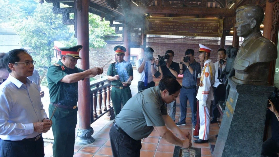 thu_tuong_dang_huong_tuong_niem_dai_tuong_nguyen_chi_thanh_2.jpg