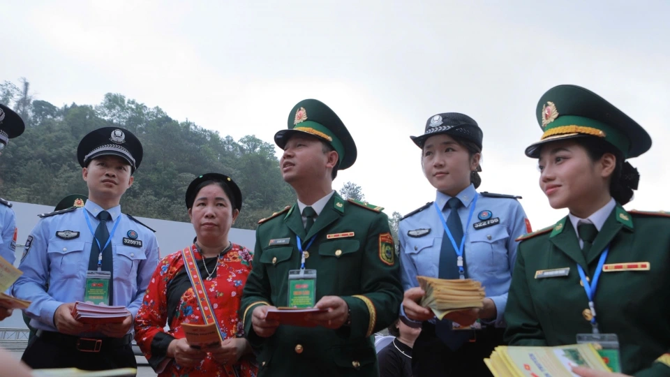 trong_nam_2024_2_ben_da_phoi_hop_tuyen_truyen_cho_tren_10.000_luot_luot_nguoi_dan_hai_nuoc_va_hanh_khach_qua_lai_cac_cua_khau.jpg
