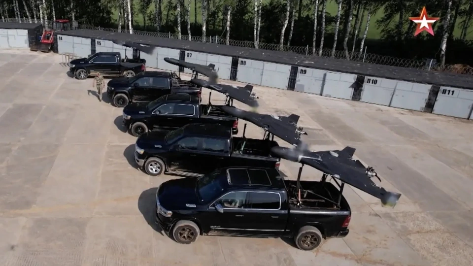 xe ban tai My lam be phong UAV Nga, o to My cho UAV quan su Nga -Zvezda.jpg