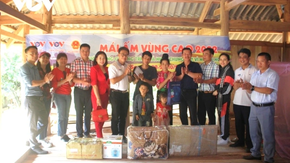 1 VOV hỗ trợ kinh phí xóa nhà tạm và tặng quà cho hộ nghèo Sơn La.jpg