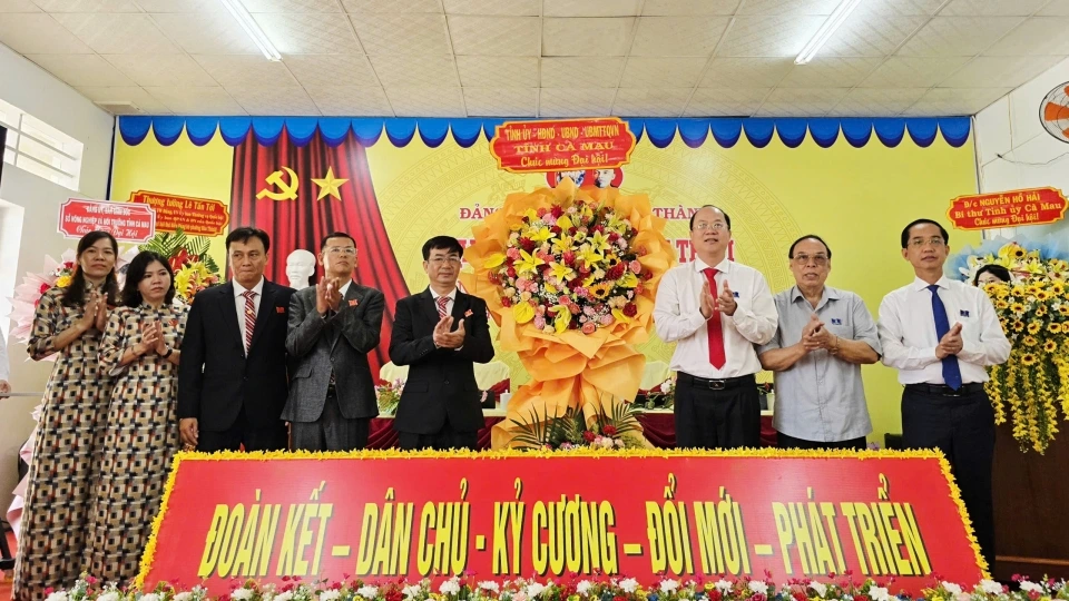 2_ong_nguyen_ho_hai_bi_thu_tinh_uy_ca_mau_den_du_va_tang_hoa_chuc_mung_dai_hoi_dang_bo_xa_hoa_thanh.jpg