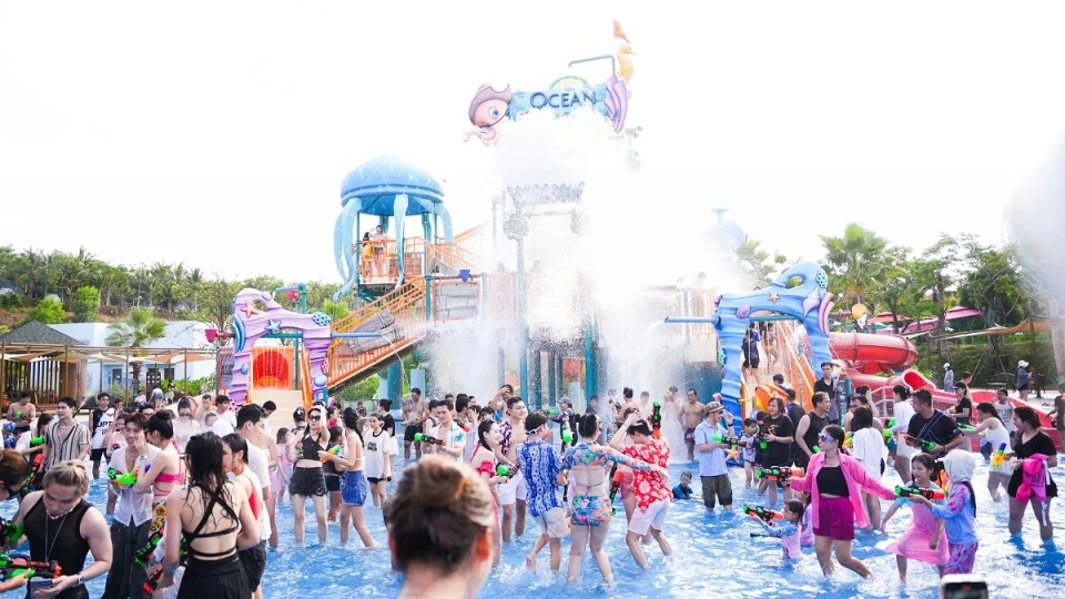 Công viên nước ở NovaWorld Phan Thiết thu hút rất đông du khách.jpg