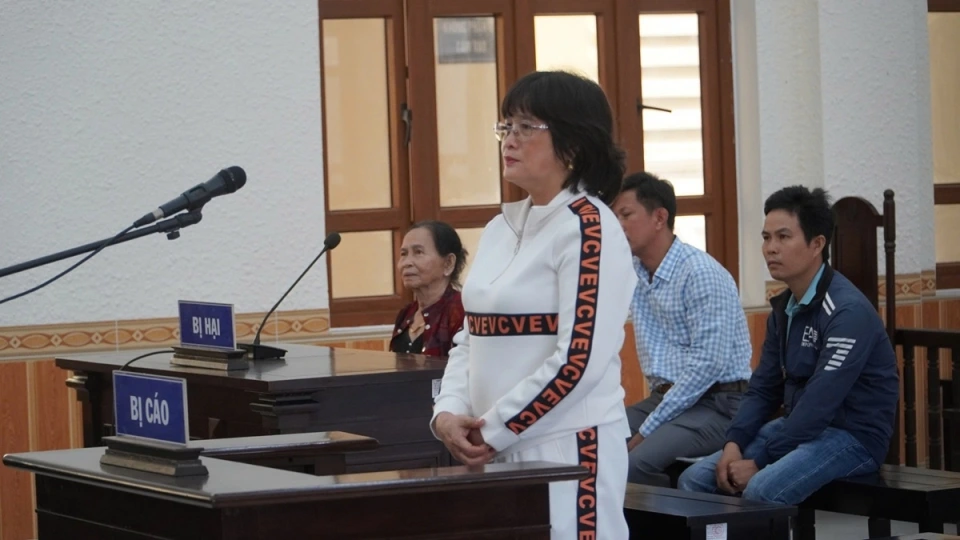 Nguyễn Thị Hận tại phiên tòa.jpg