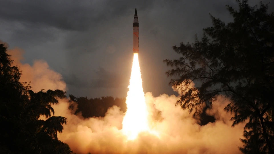 an_do_da_thu_nghiem_thanh_cong_lan_thu_hai_ten_lua_tam_xa_agni-5_co_kha_nang_mang_dau_dan_hat_nhan_voi_tam_ban_hon_5000_km._rt.jpg