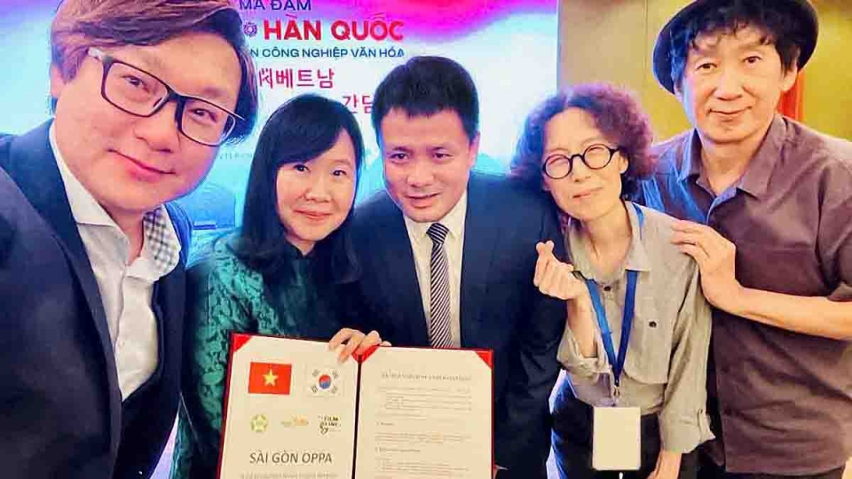 ava_cac_nha_san_xuat_phim_sai_gon_oppa_chup_anh_ky_niem_cung_ong_dang_tran_cuong_cuc_truong_cuc_dien_anh.jpg