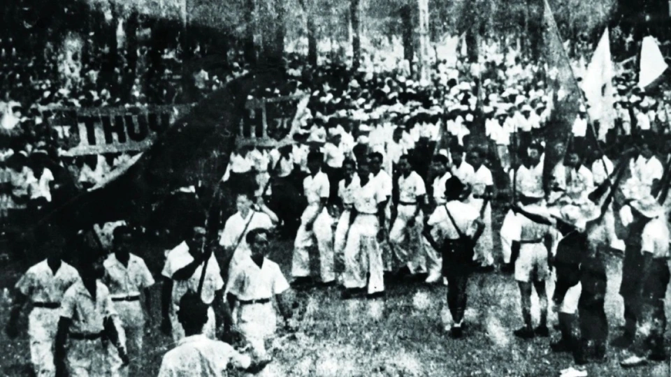 chieu_23-8_hang_van_nguoi_dan_hue_va_cac_cac_luc_luong_keo_ve_san_van_dong_hue.jpg
