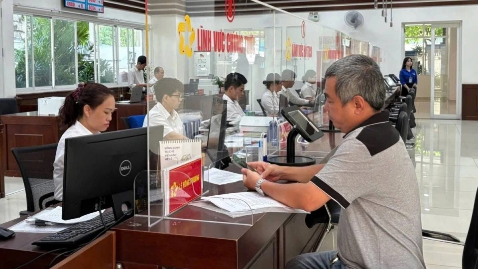 chinh quyen 2 cap.jpg
