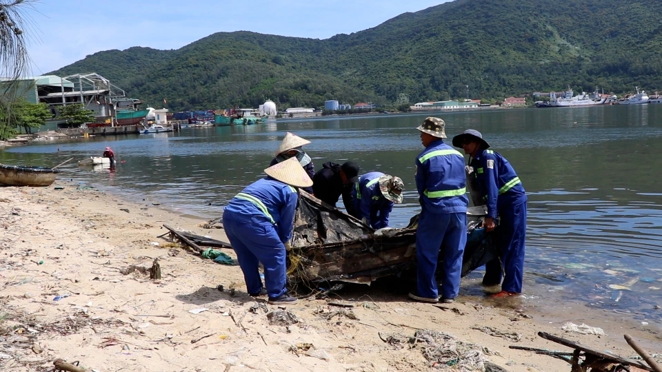 cong_nhan_cong_ty_co_phan_moi_truong_do_thi_da_nang_thu_gom_rac_thai_tai_vinh_man_quang.jpg