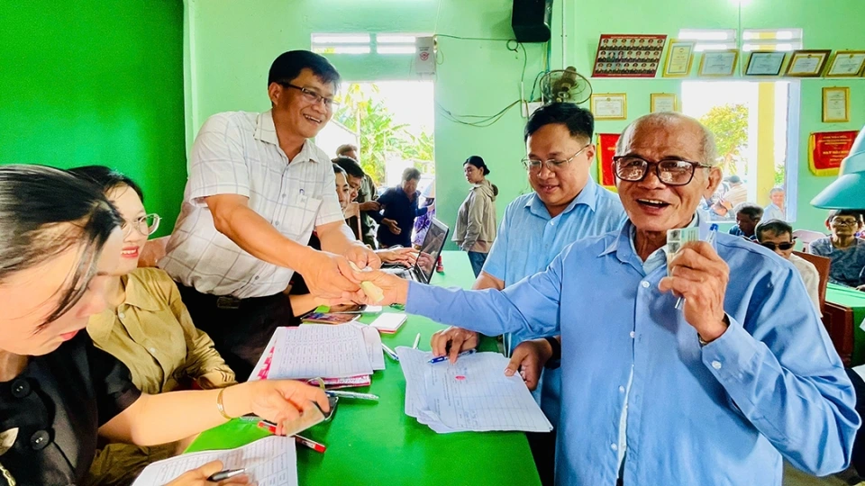 cu_ong_phan_khoi_khi_nhan_tien.jpg