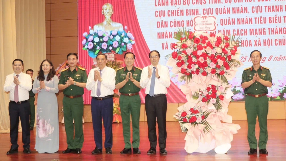 dang_uy_bo_tu_lenh_quan_khu_2_tang_hoa_chuc_mung_.jpg