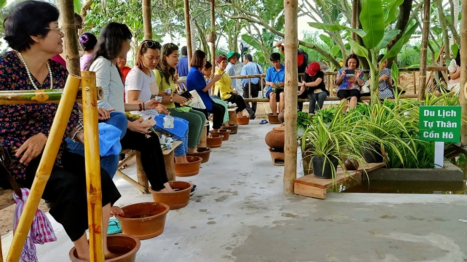 du_khach_trai_nghiem_ngam_chan_thao_duoc_tai_diem_du_lich_con_ho_20250803182742.jpg