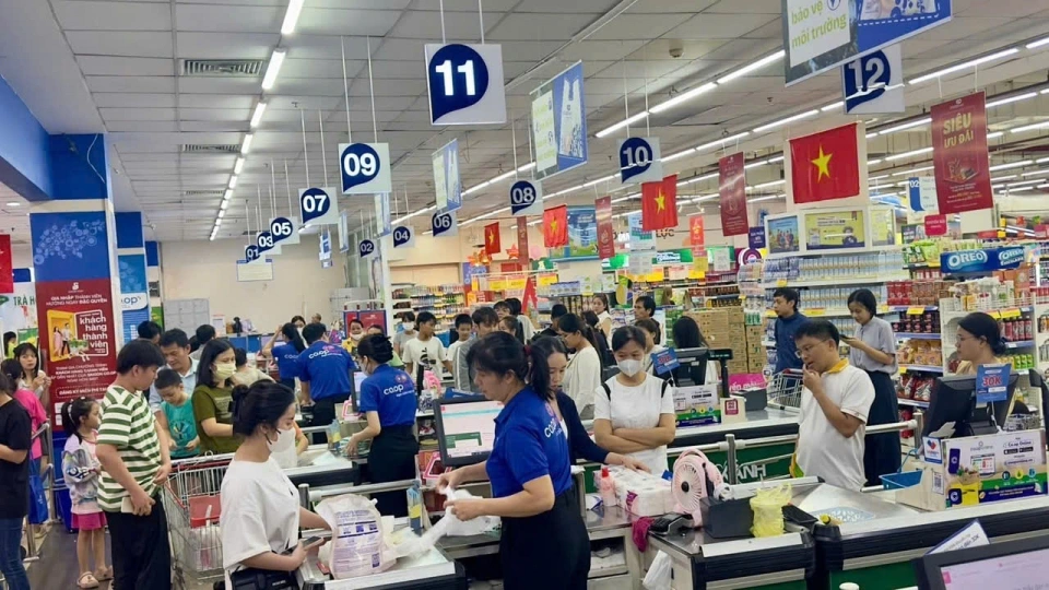 moi_ngay_co_gan_10_ngan_nguoi_den_sieu_thi_mua_san.jpg