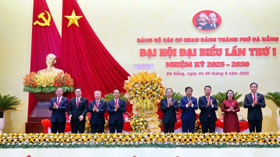ong_nguyen_van_quang_bi_thu_thanh_uy_da_nang_thu_5_tu_phai_sang_tang_hoa_chuc_mung_dai_hoi.jpg