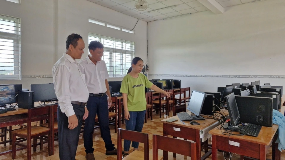phong_may_vi_tinh_cua_truong_tieu_hoc_tan_hung_c.jpg