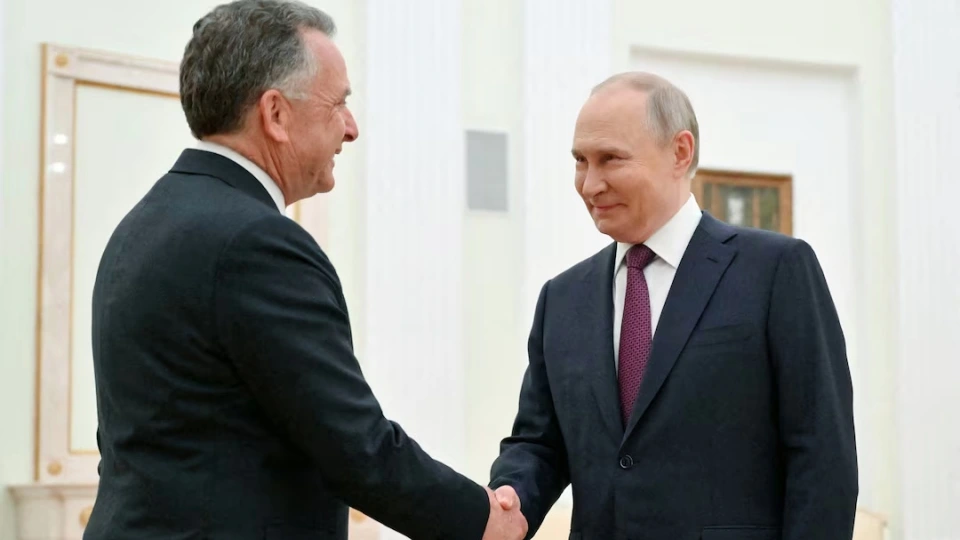 tong thong Nga Putin cuoi, Putin bat tay, Putin Witkoff (dac phai vien Trump) 4-2025 -reu.jpg