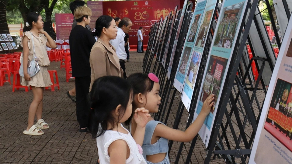 trien_lam_dat_tai_quang_truong_10_3_phuong_buon_ma_thuot_thu_hut_nhieu_nguoi_dan_den_tham_quan_thuong_lam.jpg