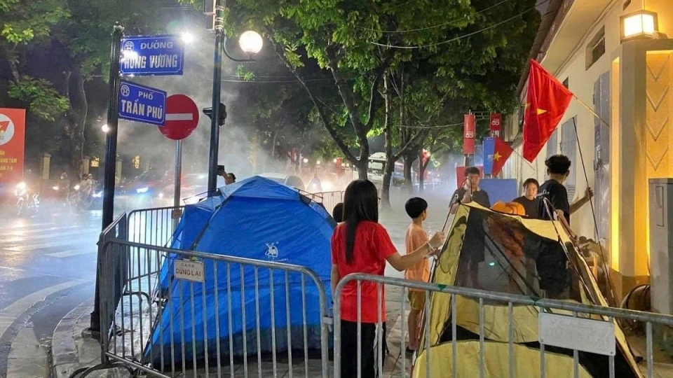 xep_hang_duoi_mua_xem_dieu_binh_1.jpg