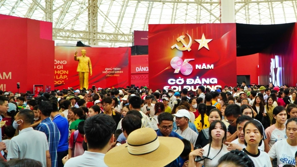 1._bien_nguoi_do_ve_trien_lam_80_nam_thanh_tuu_dat_nuoc_truoc_ngay_be_mac.jpg