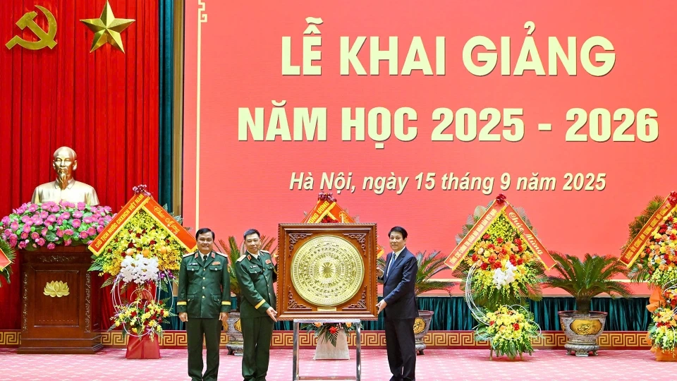 15-09_chu_tich_nuoc_luong_cuong_tang_qua_cho_hoc_vien_quoc_phong_tai_le_khai_giang.jpg