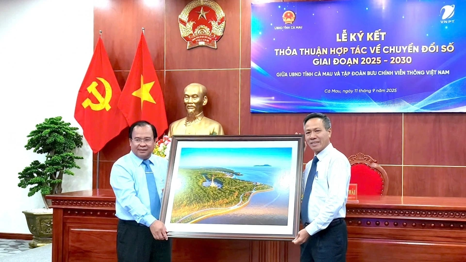 3_lanh_dao_tinh_ca_mau_trao_tang_mon_qua_den_lanh_dao_tap_doan_vnpt.jpg