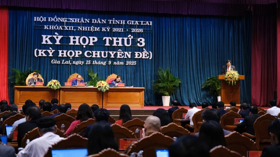 Kỳ họp thông qua nhiều nghị quyết, làm cơ sở cho thúc đẩy giải ngân đầu tư công dịp cuối năm. (ảnh_ Nguyễn Thảo).jpg