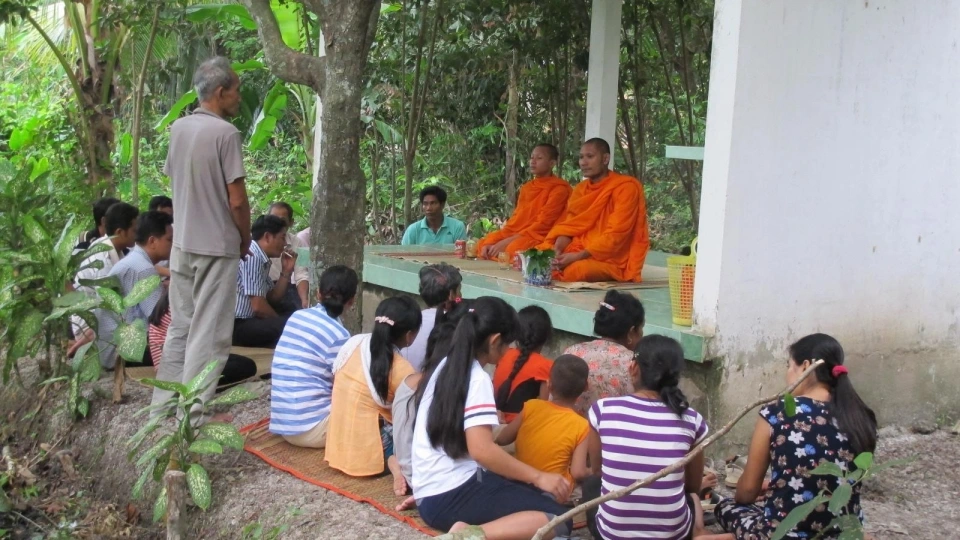 dong_bao_khmer_vinh_long_thuc_hien_nghi_thuc_le_sen_don_ta.jpg
