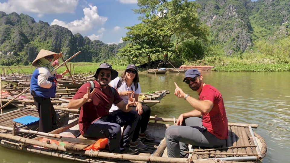 khach_quoc_te_tu_italy_tai_ninh_binh.jpg