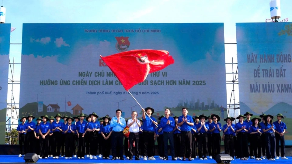 lanh_dao_trung_uong_doan_va_tp._hue_trao_co_lenh_phat_dong_chuong_trinh_ra_quan.jpg