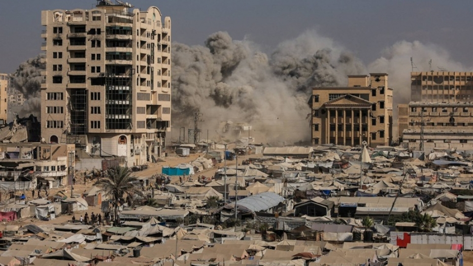mot_toa_nha_dan_cu_sup_do_sau_cuoc_khong_kich_cua_israel_vao_thanh_pho_gaza_hom_8-9._anh_reuters.jpg