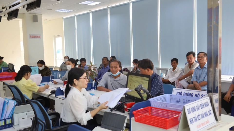 nguoi_dan_thuc_hien_thu_tuc_hanh_chinh_tai_trung_tam_phuc_vu_hanh_chinh_cong.jpg