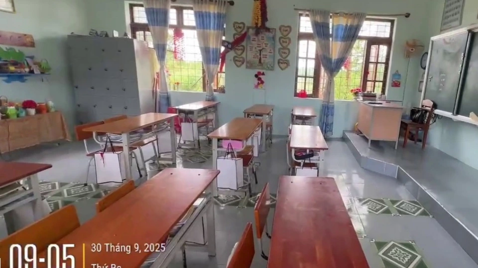 nhieu_hoc_sinh_khong_den_lop_trong_sang_30-9_sau_vu_ngo_doc_thuc_an_xay_ra_tai_truong.jpg