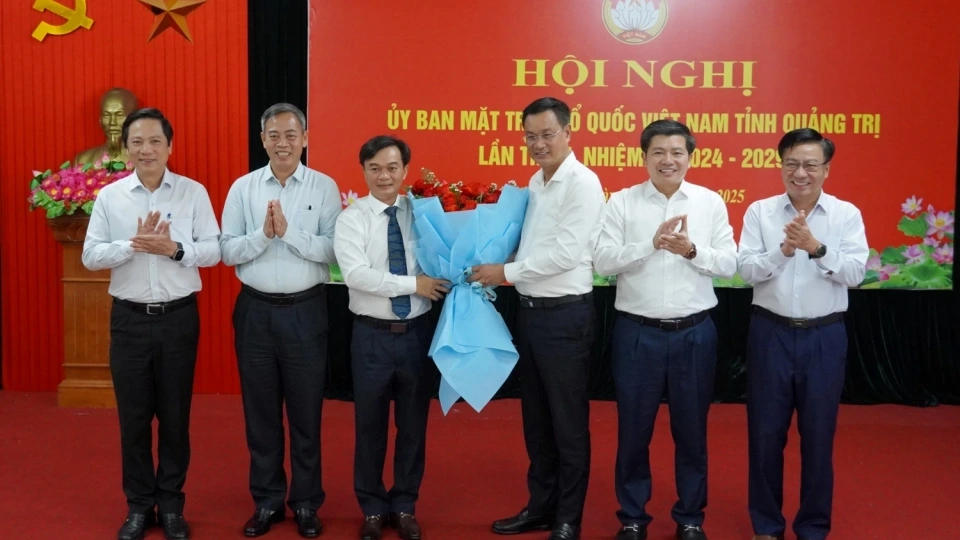 ong_nguyen_chien_thang_nguoi_deo_ca-vat_dung_giua_giu_chuc_chu_tich_uy_ban_mat_tran_to_quoc_viet_nam_tinh_quang_tri.jpg