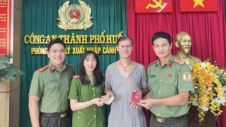 phong_quan_ly_xuat_nhap_canh_thanh_pho_hue_va_cong_an_phuong_kim_long_trao_tra_lai_tai_san_cho_ong_klimov_pavel.jpg