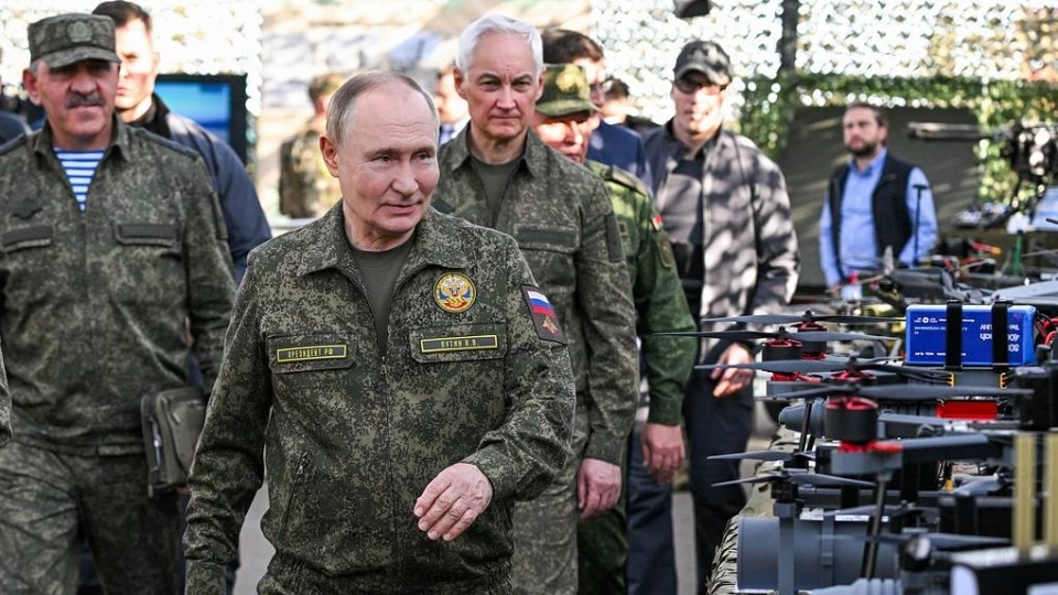 putin_thi_sat_tap_tran_zapad_2025_cover.jpg