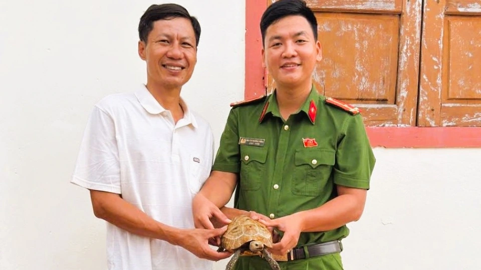 Công an xã Bến Hải tiếp nhận cá thể rùa từ ông Lê Bang.jpg