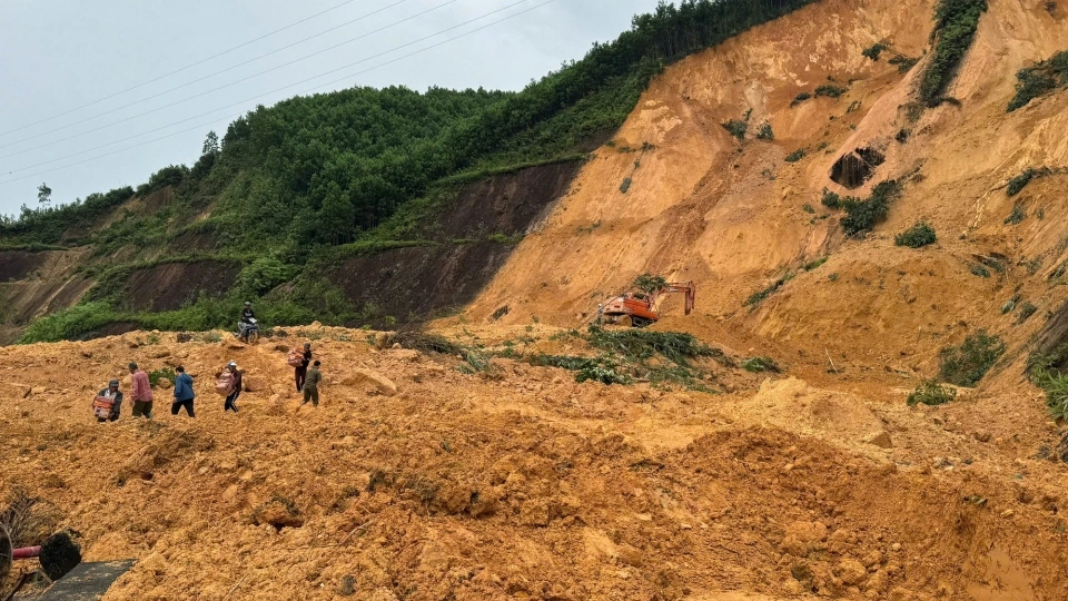 Dân quân vượt núi gùi lương thực vào vùng sạt lở.jpg