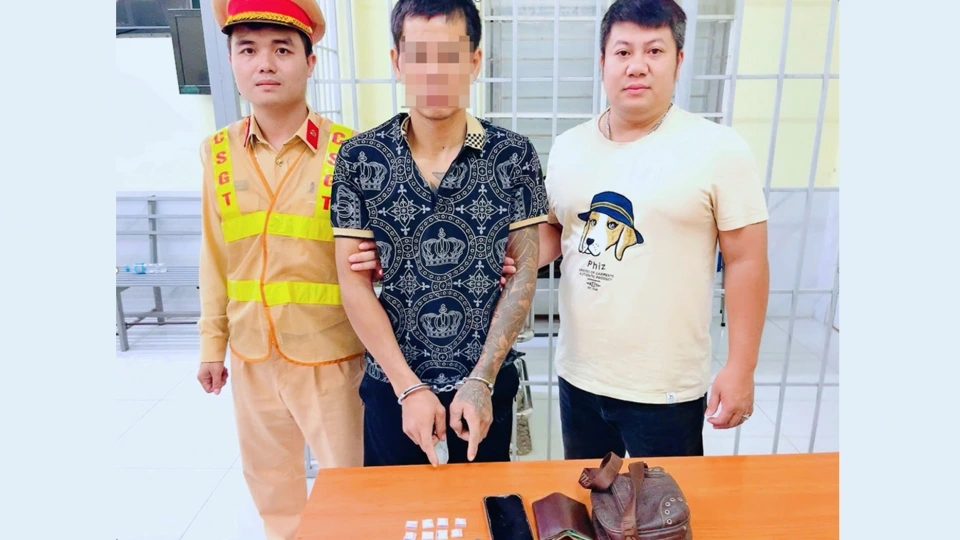 Liên ngành tuần tra đêm bắt đối tượng mang 8 túi ma túy trên phố Hà Nội l1.png