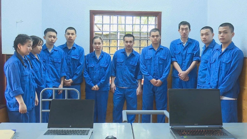 Nhóm Linh tại cơ quan công an.jpg