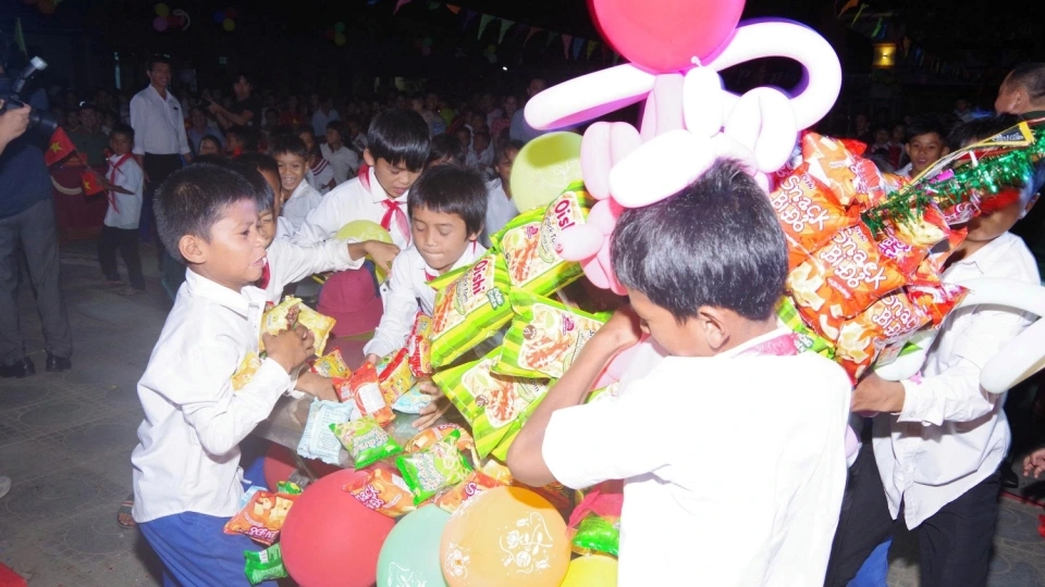cac_em_nho_vui_tuoi_phan_khoi_khi_duoc_pha_co.jpg