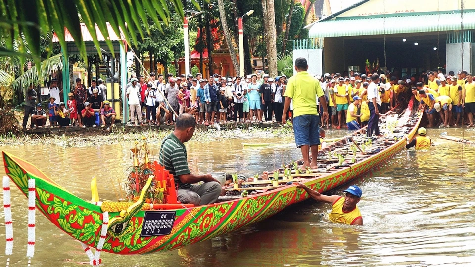 dong_dao_phat_tu_van_dong_vien_tham_gia_le_ha_thuy_ghe_ngo.jpg