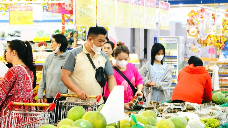 khach_hang_mua_sam_tai_co.opmart_hue_se_de_dang_chon_mua_cac_san_pham_ocop_dac_trung_cua_hue_duoc_trung_bay_noi_bat_va_hap_dan.jpg