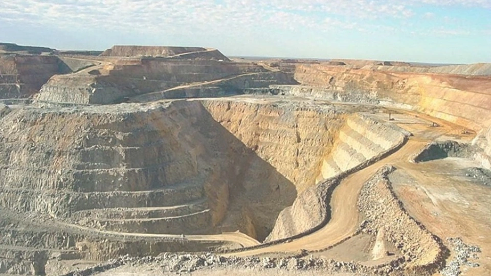 mo vang Trung Quoc tai tinh Cam Tuc -Kwongwah.jpg