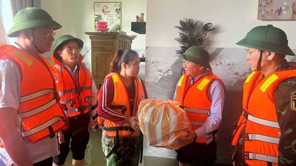 thuong truc ban bi thu tham ba con anh huong mua lu o Da Nang (7).jpg