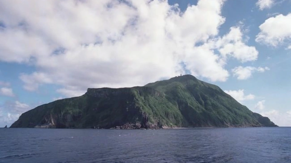 Đảo Akusekijima thuộc quần đảo Tokara - nơi xảy ra chuỗi động đất liên hoàn dị thường kéo dài từ tháng 6-2025 (ảnh Jiji Press).jpg
