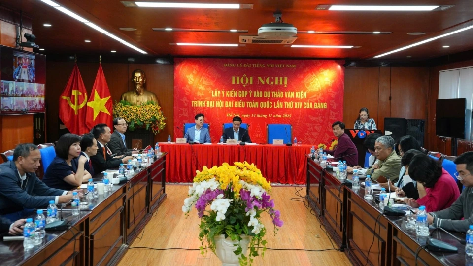 Dinh Trung-Toan canh hoi nghi lay y kien vao cac van kien  (35).jpg