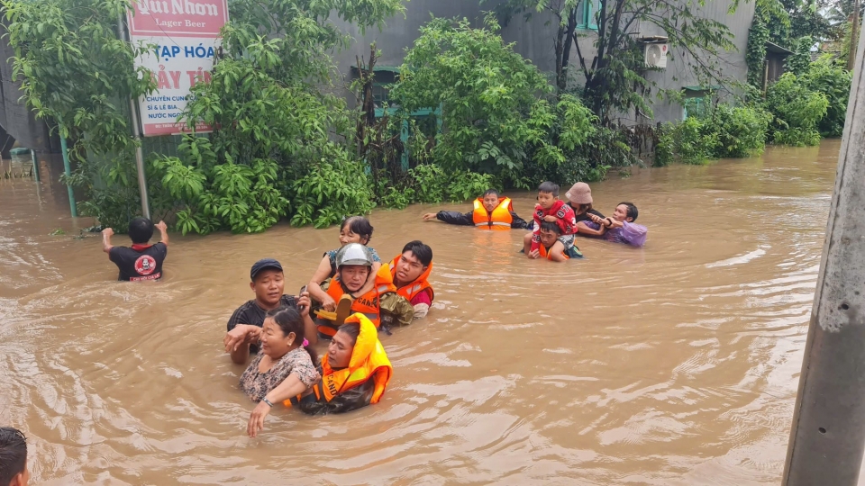 Nhiều khu dân cư ở Gia Lai đã bị cô lập, người dân chờ lực lượng chức năng tới cứu giúp. .jpg