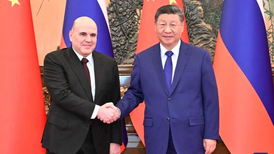 thu tuong Nga Mikhail Mishustin va Chu tich Trung Quoc Tap Can Binh, co Nga Trung Quoc, 4-11-2025 -tan hoa xa.jpg